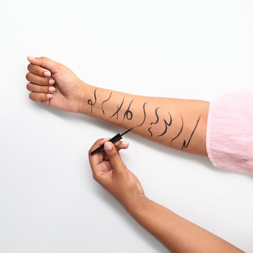 ESSENCE إيسنس ووتربروف 24 ساعة لونج لاستينغ ديب آيلاينر، 01 بلاك، 3 مل – صورة 5