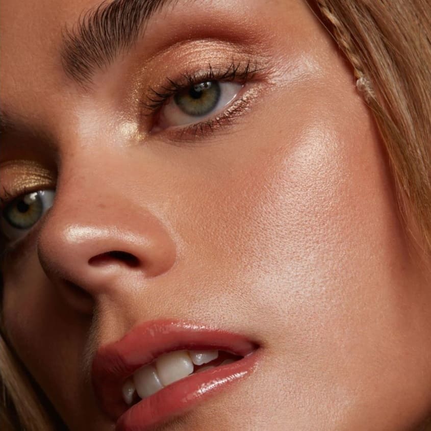 LOTTIE LONDON هايلايتر فروستد سويرل للوجه والجسم – توصيل مجاني