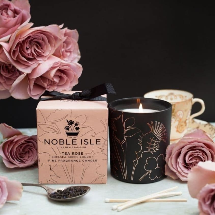 شمعة برائحة الشاي والورد